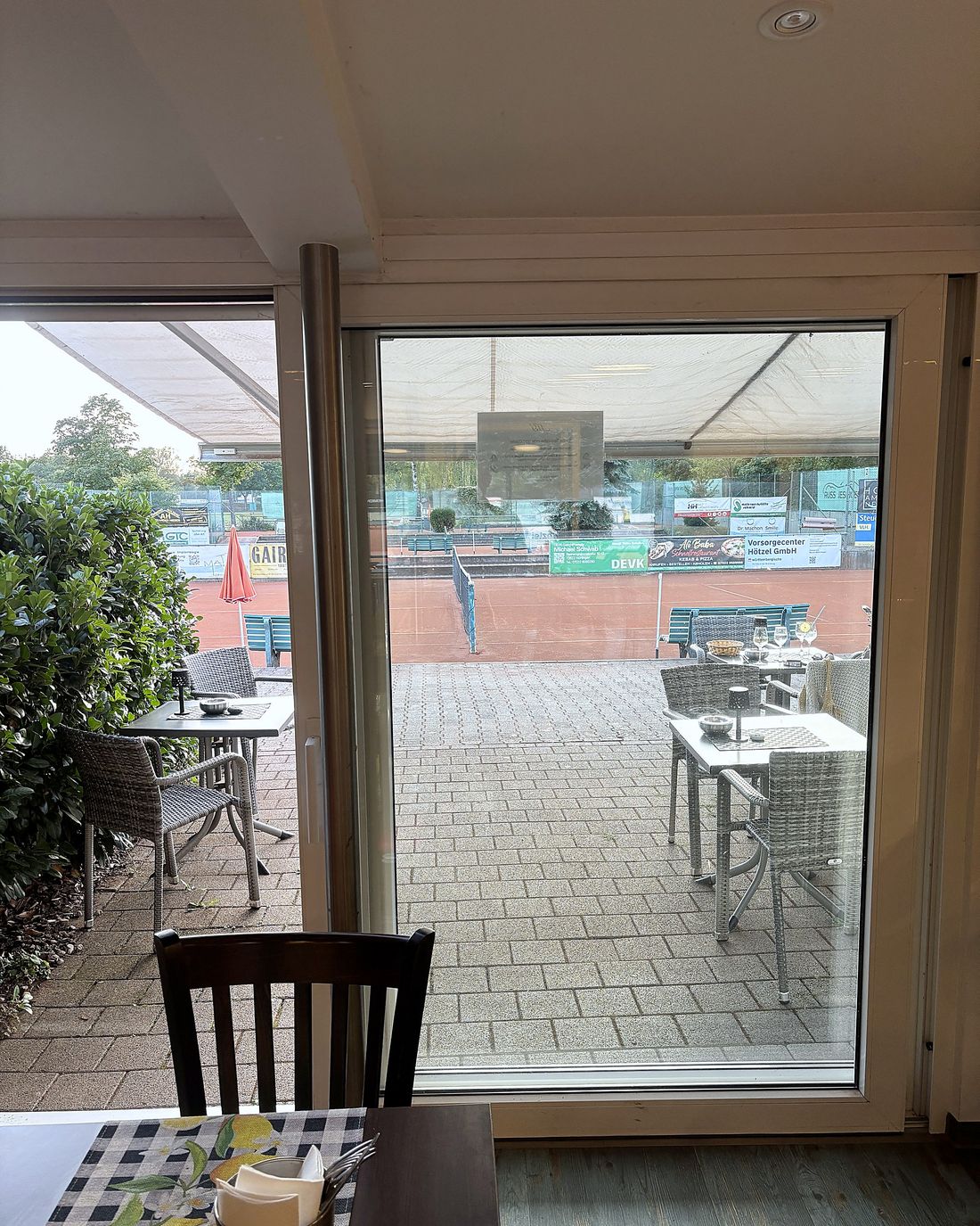Blick vom Tisch hinaus auf die Plätze