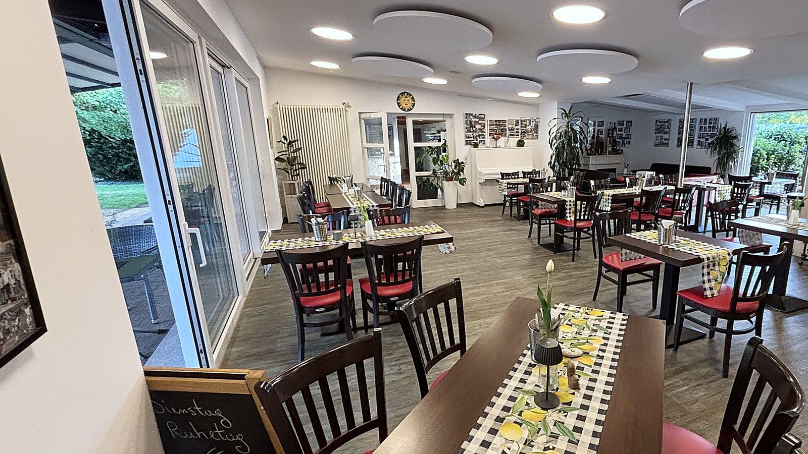 Der Gastraum der Trattoria in ganzer Breite