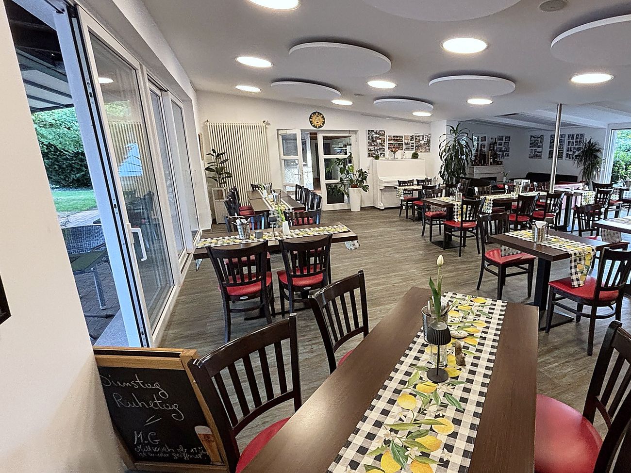 Blick durch den ganzen Gastraum der Trattoria