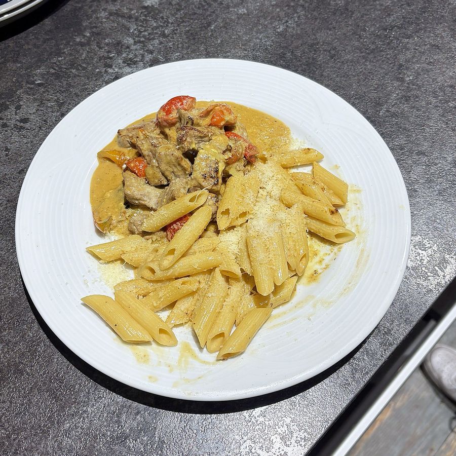 Penne mit Rinderstreifen und Paprika in Senfsoße