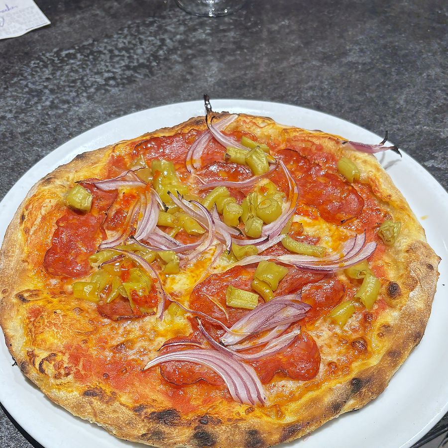 Pizza mit Salami, roten Zwiebeln und Peperoni