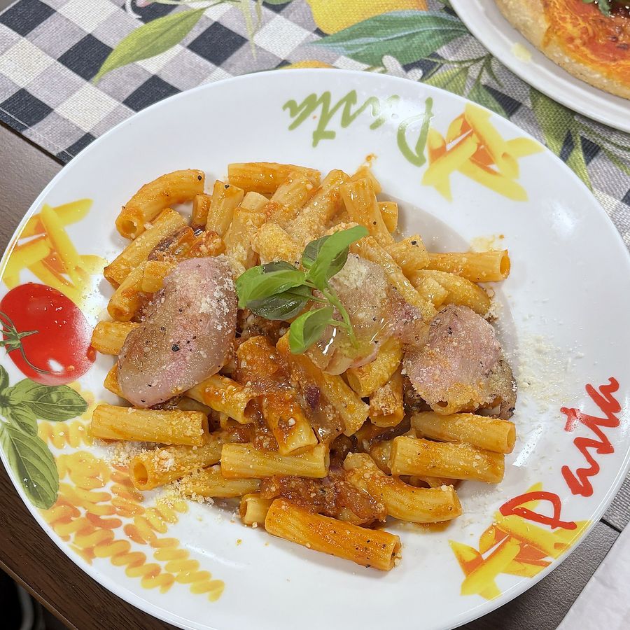 Rigatoni mit Schweinebäckchen in Tomatensoße