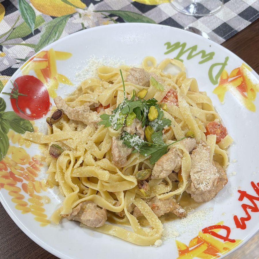 Bandnudeln mit Kalbsstreifen, Pistazien und Rucola