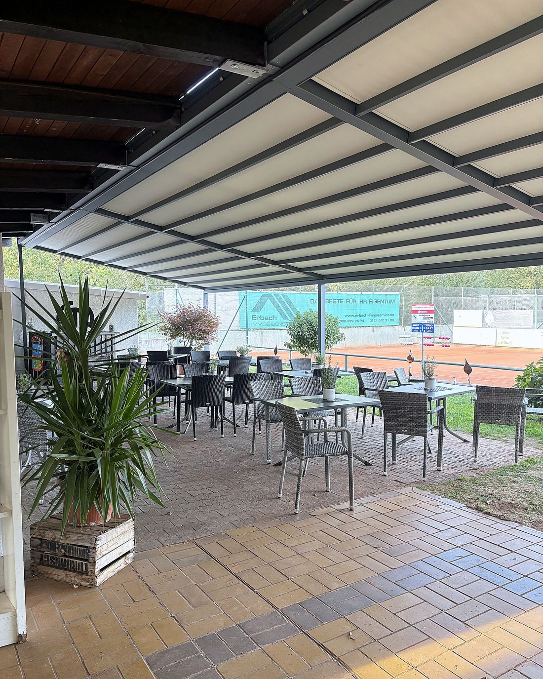 Überdachte Terrasse mit Blick ins Grüne