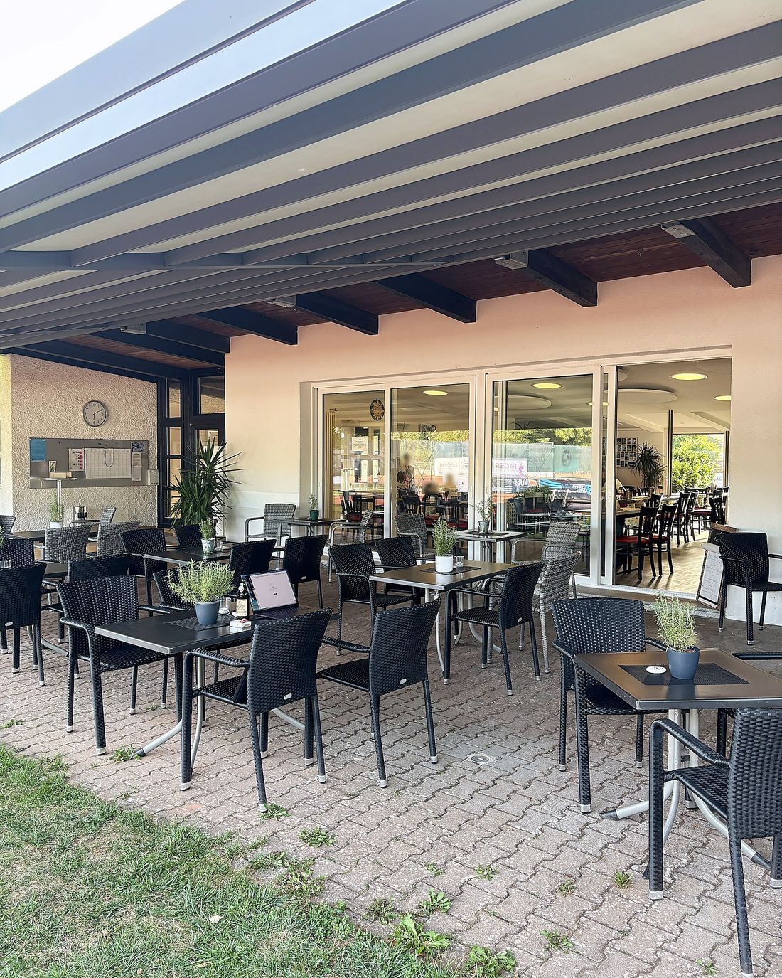 Terrasse am Abend vor dem Gastraum