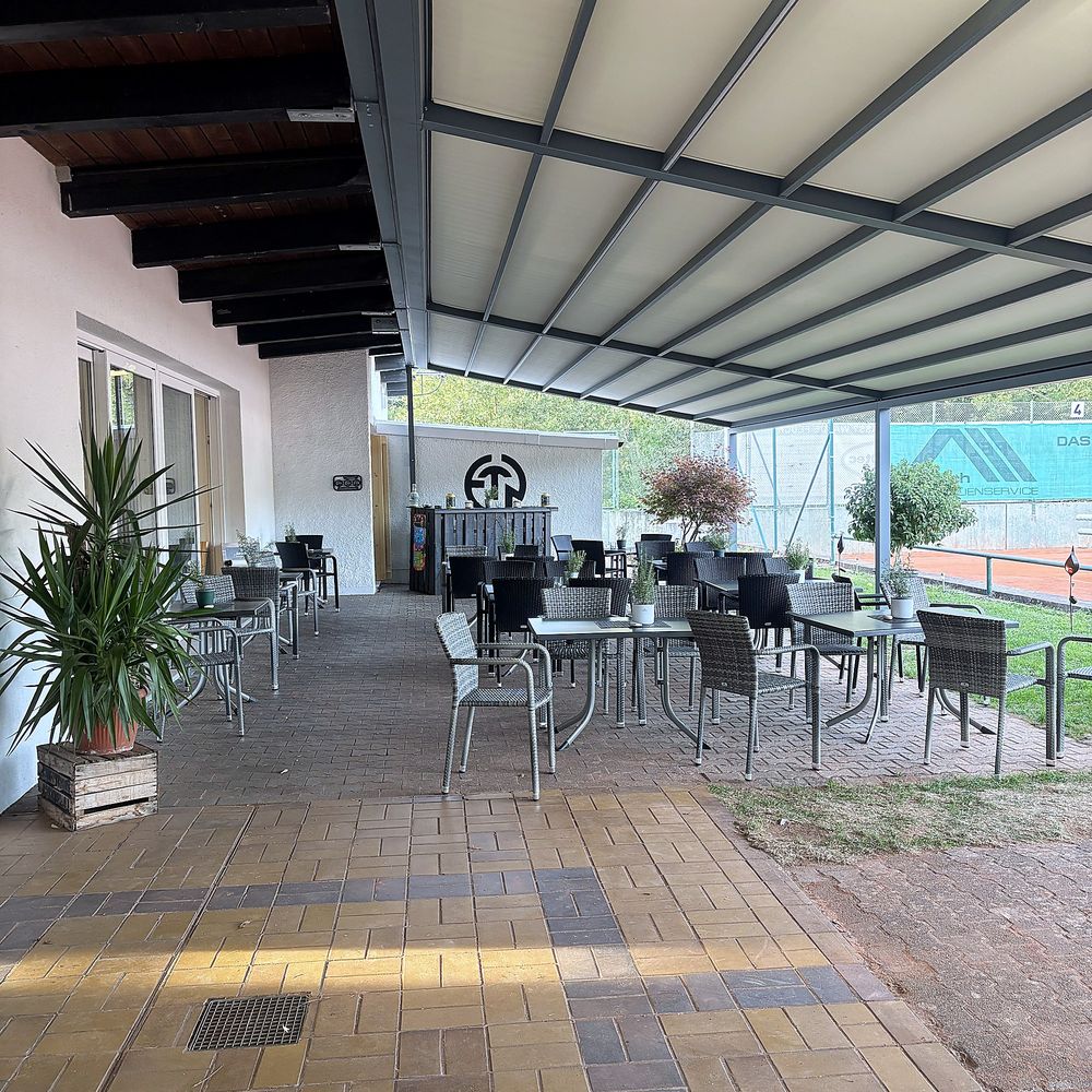 Terrasse unter der Überdachung